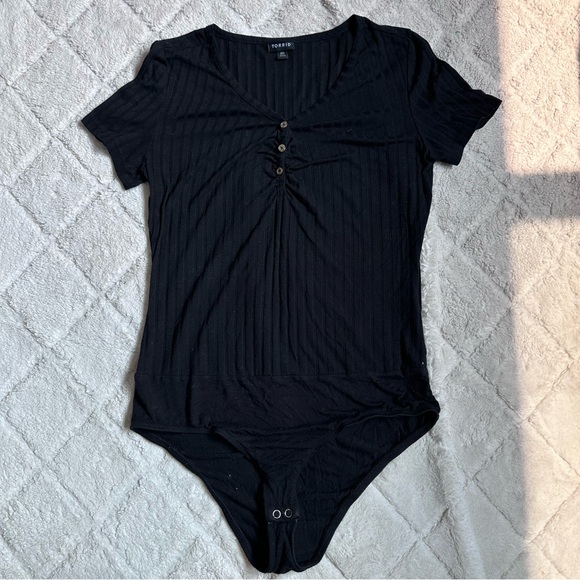 Torrid | Black Ribbed Henly Bodysuit Short Sleeve Neck | Size 00 - Picture 2 of 9